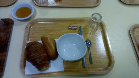 Au menu, pain beurre confiture, croissant, une boisson chaude et un verre de jus d'orange, rien de mieux pour clore cette grande aventure !